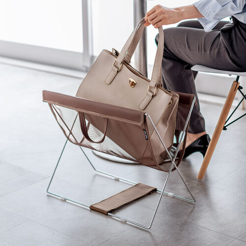 カバン置き（メッシュ・おりたたみ・オフィス・荷物置き・耐荷重5kg・荷物入れ・バッグ置き台・手荷物・コンパクト・飲食店・ブラウン）