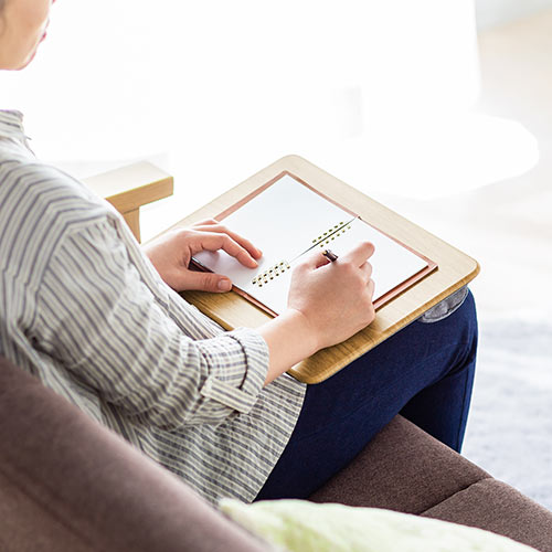 ひざ上テーブル（クッション・持ち運び・ノートパソコン・タブレット・15.6インチ・ラップトップテーブル・テレワーク・在宅勤務・薄い木目調）