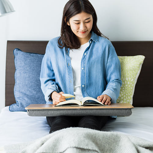 ひざ上テーブル（ノートパソコン・木目・クッション・持ち運び・テーブル・マウスパッド付き・テレワーク・在宅勤務・薄い木目調）