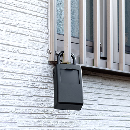 ホワイトキャッシュボックス 2列4段 ダイヤル式・鍵式8人用 壁固定型 保管用 ホワイトキャッシュボックス 2列4段 ダイヤル式・鍵式8人用 壁固定