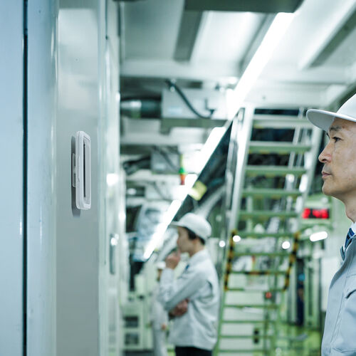 防水ケース（壁掛け・スマホ用・ハードタイプ・6.8インチ対応・回転・着脱簡単・IPX5・スタンド・お風呂・キッチン・浴室・洗面所・iPhone15 14 13 SE・Android） SPC032WP