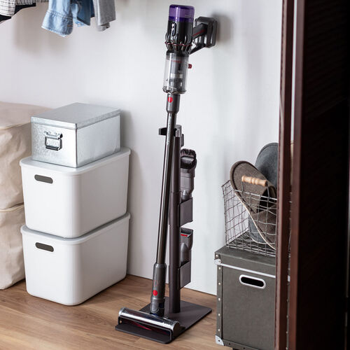 掃除機スタンド｜コードレス対応・汎用・アタッチメント収納付き・ブラウン