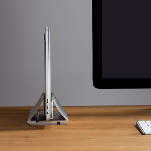 ノートパソコンスタンド（クラムシェルスタンド・MacBook・アルミ・スマホスタンド・縦置き・幅調節可）