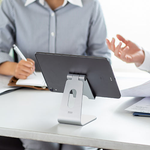 アルミスタンド（iPad・タブレット・無段階角度調整・ケース対応・4～13インチ対応・シルバー・ゲーム機） STN035