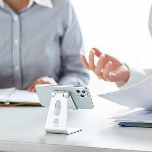 アルミスタンド（iPhone・スマートフォン・無段階角度調整・ケース対応・シルバー・ゲーム機・冷却） STN037