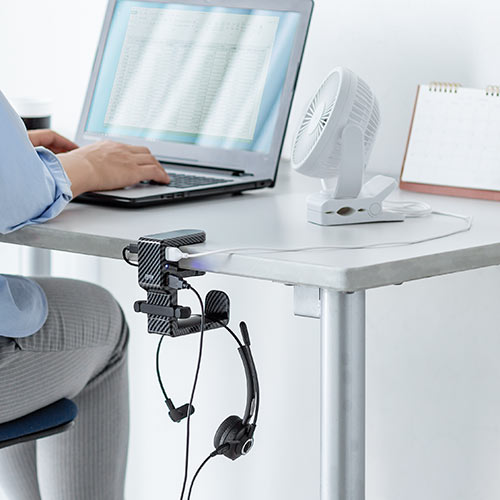 ヘッドホンスタンド（ヘッドホンハンガー・ヘッドホンフック・USBポート付き・クランプ・360°回転・吊り下げ式・ケーブルフック付き・カーボン調）