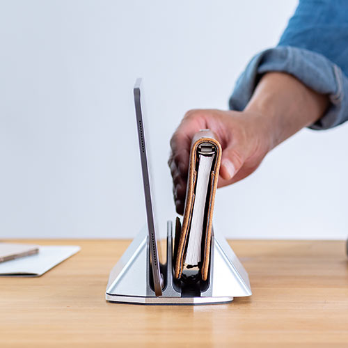 ノートパソコンスタンド（クラムシェルスタンド・2台収納・垂直・縦置き・幅調節可能・シルバー）