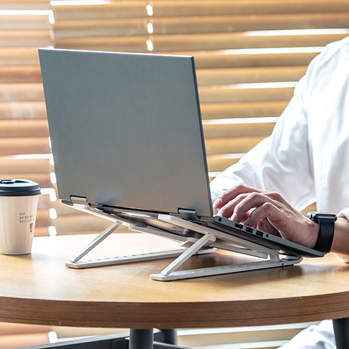 ノートパソコンスタンド 軽い 折りたたみ式 10段階 角度調整 斜め 放熱 姿勢改善 液タブ iPadスタンド ホワイト