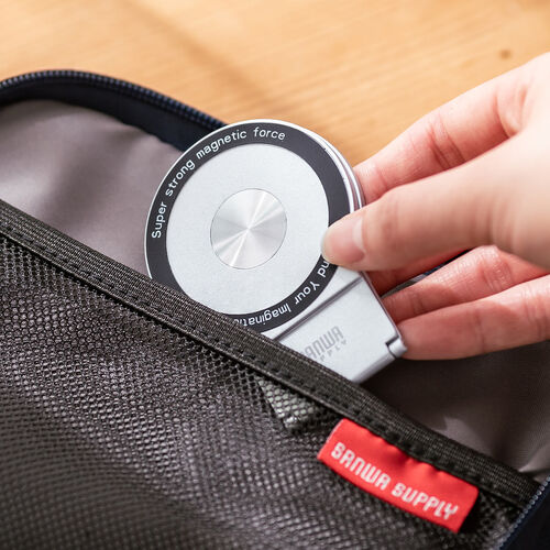 ノートパソコン用スマホホルダー MagSafe対応 スマホスタンド 折りたたみ式 持ち運び 360°回転 無段階角度調整 モニター設置可 iPhone Android メタルリング付属