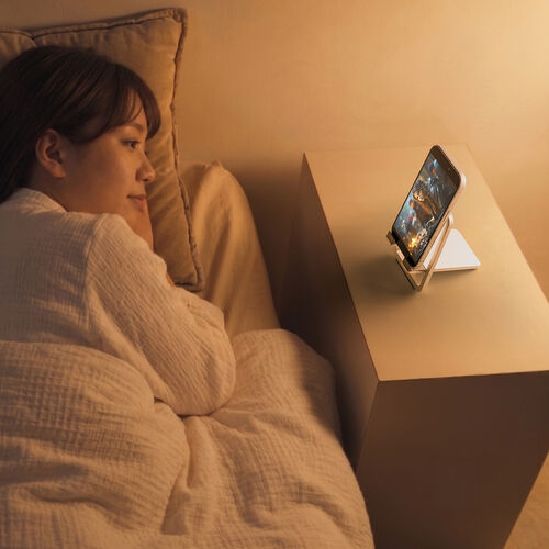 スマホスタンド（折りたたみ・薄型タイプ・アルミ製・無段階角度調整・持ち運び便利・動画視聴・WEB会議・卓上スタンド・シルバー）