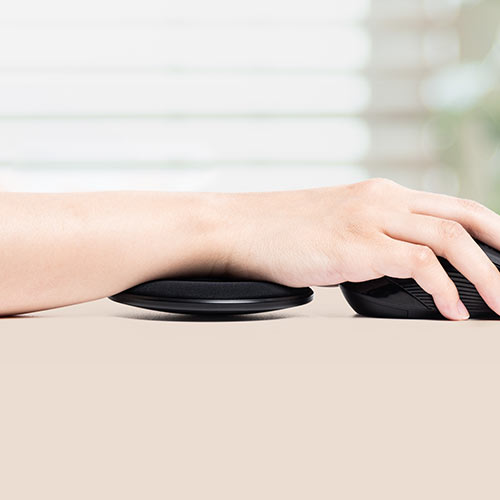 リストレスト（丸形・エルゴノミクス・腱鞘炎防止・マウス操作連動・ハード素材・小型・ブラック）