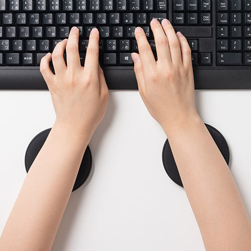 リストレスト（丸形・エルゴノミクス・腱鞘炎防止・マウス操作連動・ハード素材・小型・ブラック）