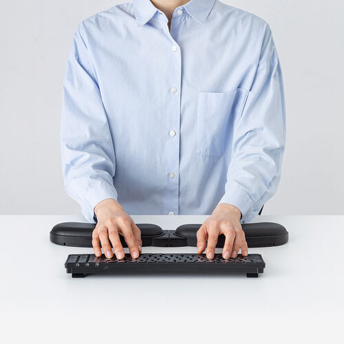 リストレスト（キーボード マウス兼用・ロング ショート 可変式・疲労軽減・幅約44.5cmから最大68cm・柔らかクッション・すべり止め付き・PU素材・ブラック）