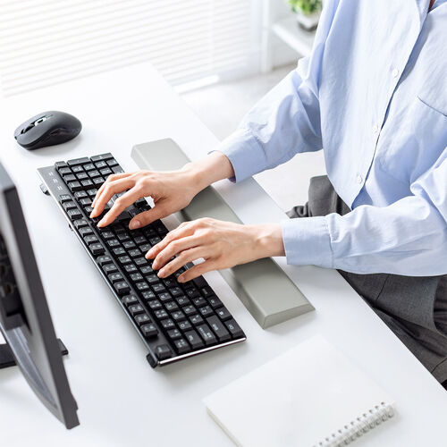 リストレスト（シリコン製・UVコーティング・幅42cm・フルキーボード対応・リブ構造・簡単お手入れ・アームレスト・グレー）