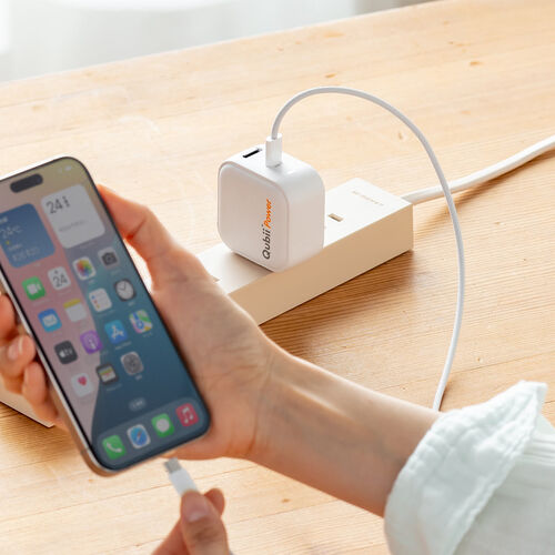 Qubii Power（USB-C・バックアップ ＆ 急速充電・iPhone対応・Android対応・microSD保存・カードリーダー・10年保証・ホワイト）