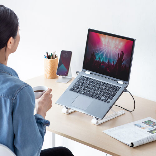 ノートパソコンクーラー（瞬間冷却・アルミ・ペルチェ素子・15.6インチ対応・USB給電・6段階角度調節・ストッパー付き・ホワイト）