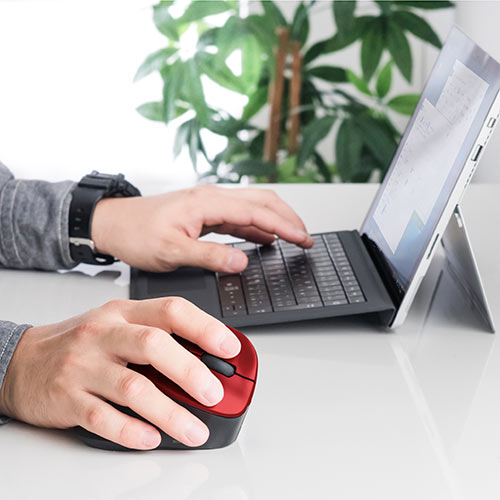 ワイヤレスマウス（Bluetooth・おすすめ・おしゃれ・人気・静音・エルゴマウス・マルチペアリング・電池式・レッド） MABT102R