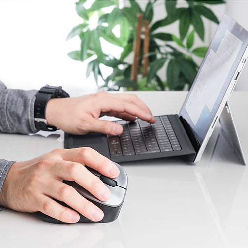 ワイヤレスマウス（Bluetooth・おすすめ・おしゃれ・人気・静音・エルゴマウス・マルチペアリング・電池式・シルバー） MABT102S