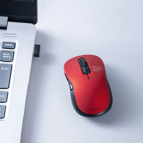 小型ワイヤレスマウス（2.4GHzレシーバー・USB-C充電式・戻る/進む・5ボタン・静音・無線・ラバーコーティング・レッド）