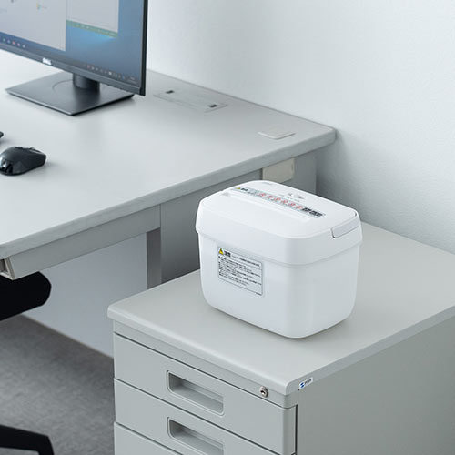 シュレッダー（卓上・コンパクト・A5対応・クロスカット・電動・5枚同時細断・連続2分・ホワイト）