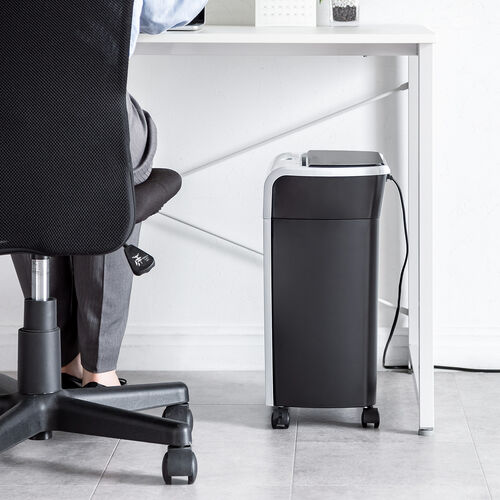 オートフィードシュレッダー（家庭用シュレッダー・業務用シュレッダー・自動細断・連続給紙・自動給紙60枚・クロスカット・5×10mm・手差し細断8枚・カード細断・13.5L・ホッチキス）