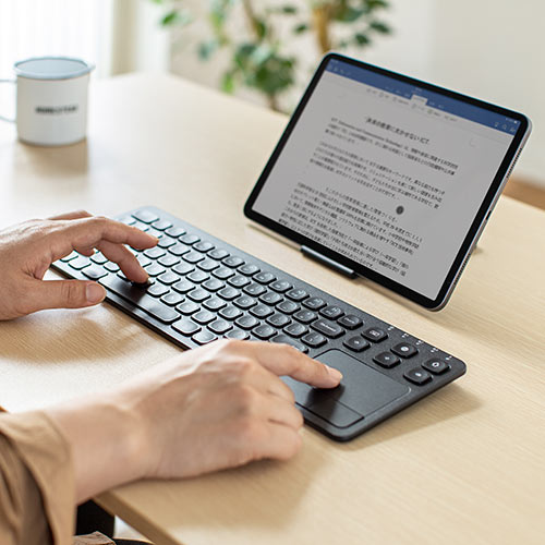 キーボード（Bluetooth・無線・タッチパッドつき・コンパクト・充電式・iPhone・iPad・アイソレーション・パンタグラフ・マルチペアリング・英字配列・ブラック）