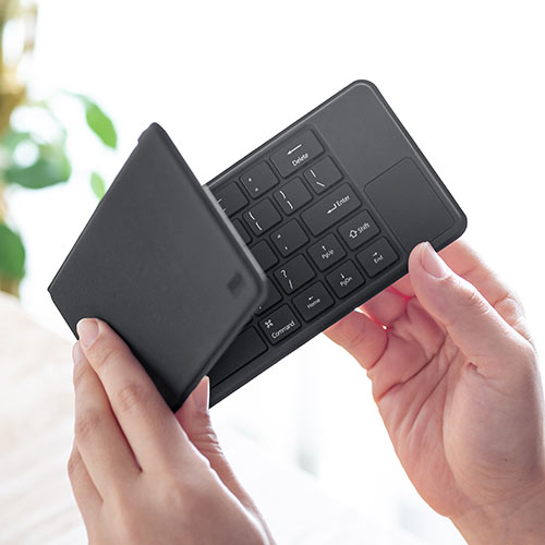 キーボード（Bluetooth・折りたたみ・コンパクト・タッチパッド・充電式・iPhone・iPad・アイソレーション・パンタグラフ・マルチペアリング・英語配列・持ち運び・ブラック）