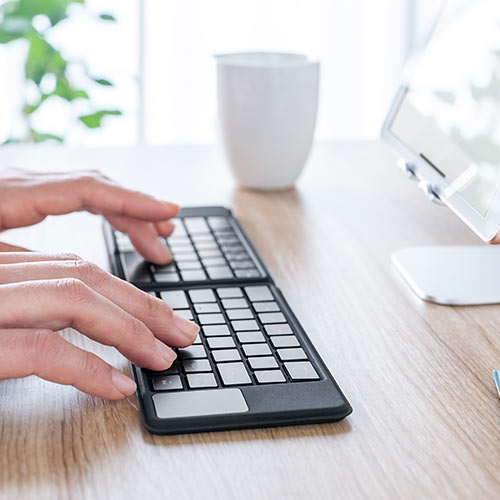 キーボード（Bluetooth・折りたたみ・コンパクト・タッチパッド・充電式・iPhone・iPad・アイソレーション・パンタグラフ・マルチペアリング・英語配列・持ち運び・ブラック）