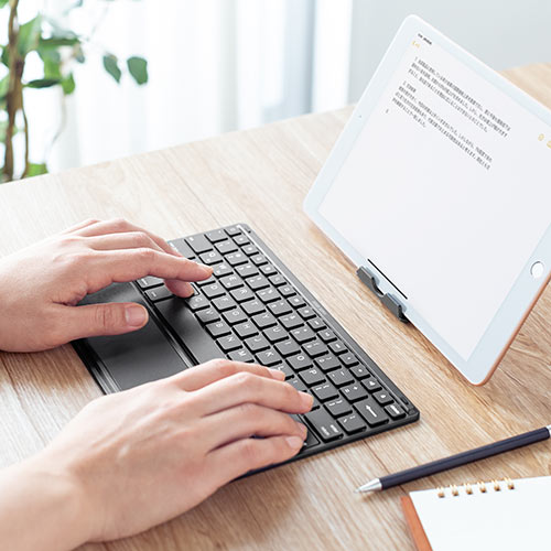 キーボード（Bluetooth・タッチパッド・充電式・iPhone・iPad・アイソレーション・パンタグラフ・マルチペアリング・英語配列・スタンド付き・持ち運び・ブラック）