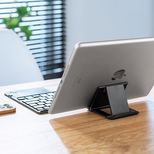 キーボード（Bluetooth・タッチパッド・充電式・iPhone・iPad・アイソレーション・パンタグラフ・マルチペアリング・英語配列・スタンド付き・持ち運び・ブラック）