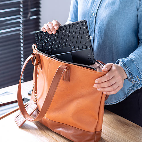 キーボード（Bluetooth・タッチパッド・充電式・iPhone・iPad・アイソレーション・パンタグラフ・マルチペアリング・英語配列・スタンド付き・持ち運び・ブラック）