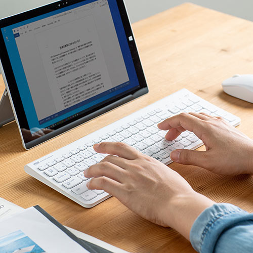 キーボード （ワイヤレスキーボード・Bluetooth・マルチペアリング・Windows・macOS・iOS・Android・iPad・配列切替可能・充電式・テンキー付き・ホワイト） SKB072