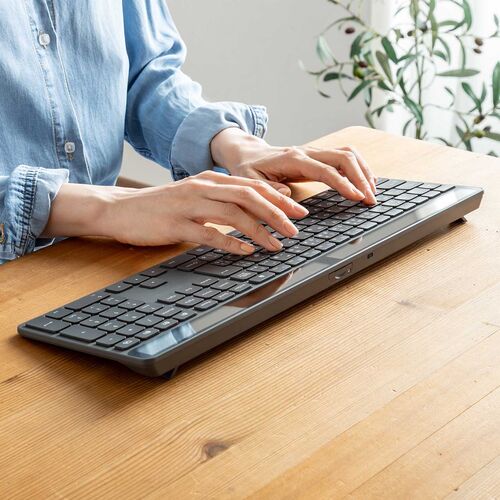 ソーラー充電（Bluetoothキーボード・パンタグラフ・静音・テンキー付き・フルキーボード・Win・Mac・iOS対応・ワイヤレス・無線・日本語配列・マルチペアリング・エコ・グレー）