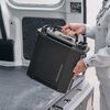ミストファン（ノズル噴射式・扇風機・8L・自動首振り・コードレス・USB Type-C・充電式・キャスター付・キャンプ・現場・強力送風・リモコン・ブラック）