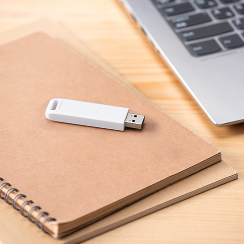 USBメモリ（高速データ転送・スライド式・8GB・USB3.2 Gen1・ホワイト・ストラップつき）