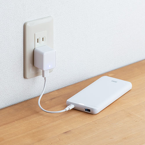 モバイルバッテリー（Lightning入力・ライトニングケーブルで充電対応・10000mAh・ 薄型・ホワイト・飛行機・持ち込み・機内）