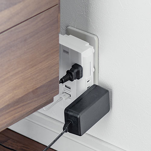 【アウトレット･訳あり・セール】電源タップ（壁付けタイプ・回転式差込口・2P・6個口・USB2ポート付・集中スイッチ付・ホワイト・コンパクト）