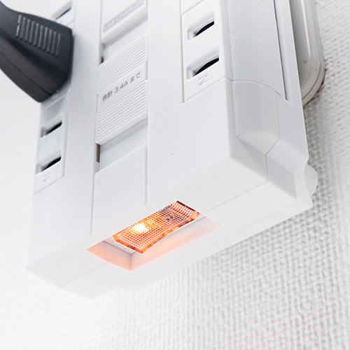 【アウトレット･訳あり・セール】電源タップ（壁付けタイプ・回転式差込口・2P・6個口・USB2ポート付・集中スイッチ付・ホワイト・コンパクト）