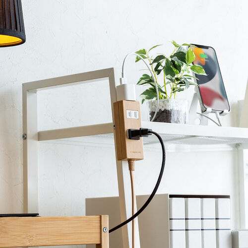 電源タップ（雷ガード内蔵・3個口・2P・2m・マグネット・シャッター・スイングプラグ・トラッキング予防・ライトブラウン）