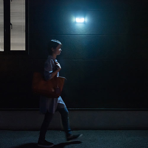 人感センサーライト（防犯・LED・ソーラー充電式・屋外用・壁設置・防水・防塵・IP54・300ルーメン・キントレ） LED036