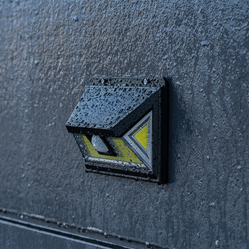 人感センサーライト（防犯・LED・ソーラー充電式・屋外用・壁設置・防水・防塵・IP54・300ルーメン・キントレ） LED036