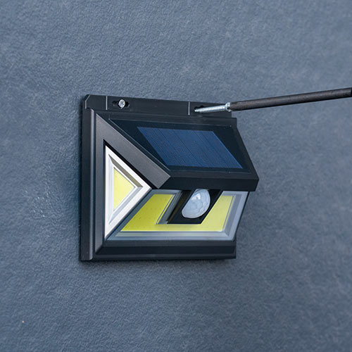 人感センサーライト（防犯・LED・ソーラー充電式・屋外用・壁設置・防水・防塵・IP54・300ルーメン・キントレ） LED036