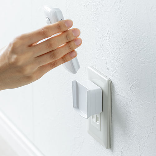 【アウトレット･訳あり・セール】人感センサー付きLEDライト（足元灯 ナイトライト 自動点灯 自動消灯 手持ちライト 小型 充電式 AC電源 屋内用）