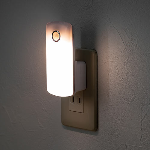 【アウトレット･訳あり・セール】人感センサー付きLEDライト（足元灯 ナイトライト 自動点灯 自動消灯 手持ちライト 小型 充電式 AC電源 屋内用）