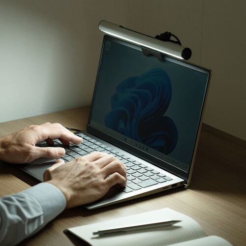 ノートPC用LEDライト（クリップ式・明るさ無段階・色温度5段階・タッチ操作・最大60ルーメン・ケーブル長1m・USB給電・小型）