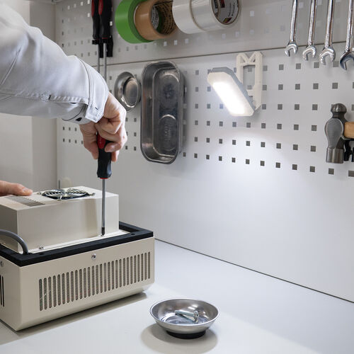 作業灯（LED・充電式・防水・小型・クリップ・マグネット付・500ルーメン・スタンド・手持ちライト・ベージュ）