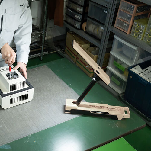 作業灯（LED・充電式・防水・折りたたみ・スタンド・1500ルーメン・高さ・角度調整・ベージュ）