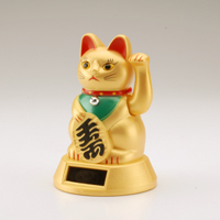 ソーラー招き猫。開運グッズニャのだ。