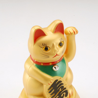 ソーラー招き猫。開運グッズニャのだ。