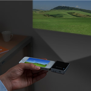 iPhone小型モバイルプロジェクター（iPhone 4S・4対応・バッテリー内蔵）